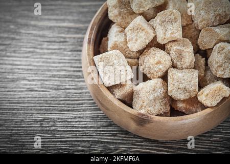 Zuckerwürfel in Schüssel auf Vintage Holzbrett. Stockfoto