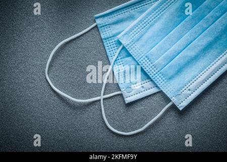 Chirurgische Masken auf grauem Hintergrund. Stockfoto
