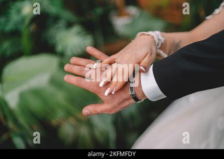 Nur verheiratete Paare laufen am Sandstrand Stockfoto