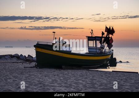 Schöner Morgenblick an der polnischen Küste in Gdynia. Schiff auf einem Sandstrand am Morgen. Stockfoto