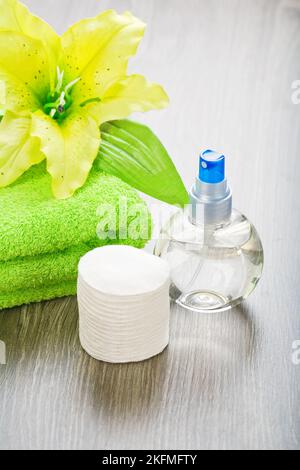 durchsichtige Flasche Handtuch Blume und Baumwoll-pads Stockfoto