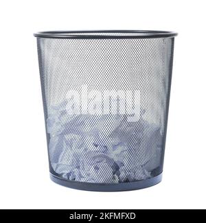 Papierkorb mit zerbröckelt Papier auf weißem Hintergrund gefüllt Stockfoto