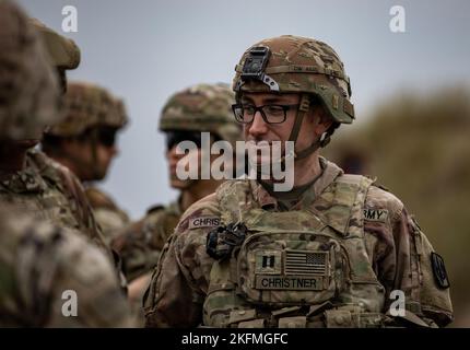 US Army Cpt. William A. Christner, Kommandant von Baker Battery, Bataillon 3., Artillerieregiment 321., Feuerwehr 18., der sich während einer kombinierten Militärübung unter lettischer Führung in Liepāja, Lettland, am 26. September 2022 mit Soldaten an einem Feuerpunkt befasste. Soldaten der 1. Infanterie-Division Artillerie und der 321. FAR arbeiten mit NATO-Verbündeten und regionalen Sicherheitspartnern zusammen, um dem V Corps, dem amerikanischen Vorwärtskorps in Europa, kampfglaubwürdige Streitkräfte zur Verfügung zu stellen. Stockfoto