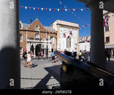 Gibraltar. Das Kloster, offizielle Residenz des Gouverneurs von Gibraltar. Rechts von ihr befindet sich die Königskapelle. Die Kanone ist eine von zwei vor dem Co Stockfoto