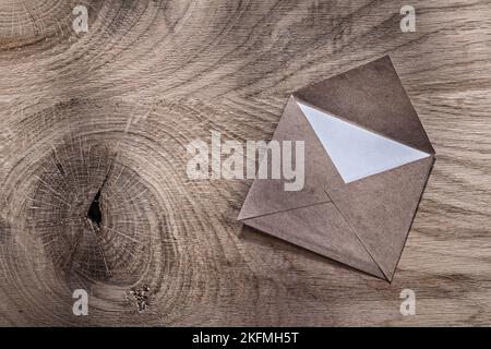 Vintage geöffneter Umschlag auf Holzbrett. Stockfoto