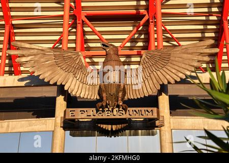 Eine Adlerskulptur am Eingang des Benfica Stadions Stockfoto