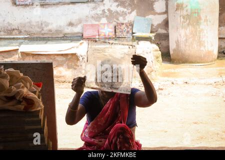 Atangudi Fliesenproduktion in Attangudi, Tamil Nadu, Indien. Stockfoto