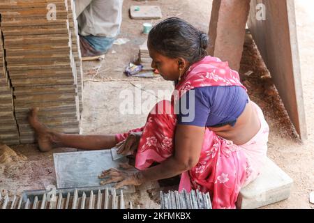 Frau, die Attangudi Fliesen in Attangudi, Tamil Nadu, Indien putzt. Stockfoto