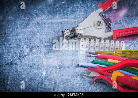 Abisolierzangen schützen isolierte Schraubendreher blockieren Klemmzangen. Stockfoto