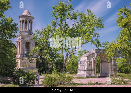 Saint-Rémy-de-Provence, Bouches-du-Rhône, Provence, Frankreich. Das Mausoleum und der Triumphbogen, beide Denkmäler am Eingang zur römischen Stadt GLA Stockfoto