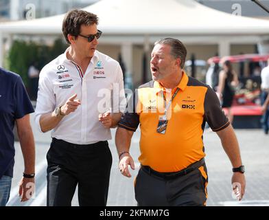 Toto Wolff (AUT, Mercedes-AMG Petronas F1 Team), Zak Brown (USA, McLaren F1 Team), F1 Grand Prix von Abu Dhabi auf dem Yas Marina Circuit am 19. November 2022 in Abu Dhabi, Vereinigte Arabische Emirate. (Foto mit ZWEI HOHEN Bildern) Stockfoto