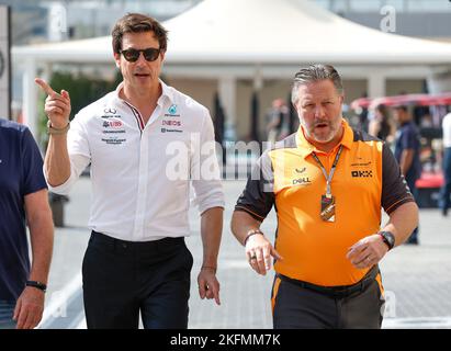 Toto Wolff (AUT, Mercedes-AMG Petronas F1 Team), Zak Brown (USA, McLaren F1 Team), F1 Grand Prix von Abu Dhabi auf dem Yas Marina Circuit am 19. November 2022 in Abu Dhabi, Vereinigte Arabische Emirate. (Foto mit ZWEI HOHEN Bildern) Stockfoto