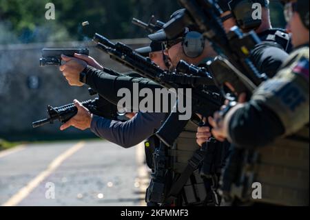 Collin Heneghan, Teammitglied des North Charleston Police Department Special Weapons and Tactics (SWAT), nimmt an fortgeschrittenen Schusswaffenübungen während des SWAT-Gipfels 2022 an der South Carolina Criminal Justice Academy, Columbia, South Carolina, am 26. September 2022 Teil. Das SWAT-Team des Columbia Federal Bureau of Investigation (FBI) veranstaltet den diesjährigen Gipfel und teilt seine Techniken in den Bereichen Close Quarter Combat (CQB), Missionsplanung, Taktik und Range-Übungen mit den Partnerabteilungen. Stockfoto