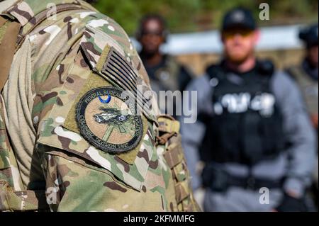 US-Polizeibeamte, die den SWAT-Teams (Special Weapons and Tactics) der Polizeibehörden in ganz South Carolina zugewiesen wurden, nehmen an fortgeschrittenen Schusswaffenübungen an der South Carolina Criminal Justice Academy, Columbia, South Carolina, am 26. September 2022 Teil. Das SWAT-Team des Columbia Federal Bureau of Investigation (FBI) veranstaltet den diesjährigen Gipfel und teilt seine Techniken in den Bereichen Close Quarter Combat (CQB), Missionsplanung, Taktik und Range-Übungen mit den Partnerabteilungen. Stockfoto