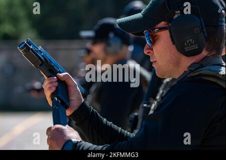 Ryan Adams, Teammitglied des North Charleston Police Department Special Weapons and Tactics (SWAT), lädt seine Pistole neu, während er während des SWAT-Gipfels 2022 an der South Carolina Criminal Justice Academy, Columbia, South Carolina, am 26. September 2022 an fortgeschrittenen Schusswaffenübungen teilnahm. Das SWAT-Team des Columbia Federal Bureau of Investigation (FBI) veranstaltet den diesjährigen Gipfel und teilt seine Techniken in den Bereichen Close Quarter Combat (CQB), Missionsplanung, Taktik und Range-Übungen mit den Partnerabteilungen. Stockfoto