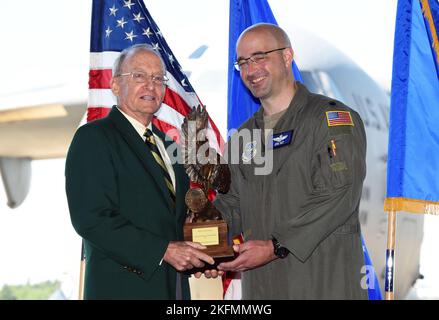 Der pensionierte Major General Jerrold Allen, Order of the Daedalians National Commander, überreicht bei einer Zeremonie, die vom Air Mobility Wing 305. auf der Joint Base McGuire-Dix-Lakehurst, N.J., veranstaltet wird, den Chief of Staff des Air Force 2021 Exceptional Aviator Award der US Air Force 6., Col. Eric Kut, Airlift Squadron, 26. September 2022. Der CSAF 2021 Exceptional Aviator Award wurde an den US Air Force LT. Col. Eric Kut, 6. Airlift Squadron Chief of Group Standards and Evaluations, vom Order of the Daedalians für seine Tätigkeit als Flugzeugkommandeur der Mission REACH871 verliehen. Diese Mission führte zu Stockfoto