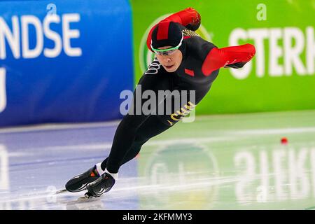 HEERENVEEN, NIEDERLANDE - 19. NOVEMBER: Ziwen Lian aus China tritt während der Speedskating World Cup 2 am 19. November 2022 in Heerenveen, Niederlande, in der Männer-B-Gruppe 500m an (Foto: Andre Weening/Orange Picles) Stockfoto