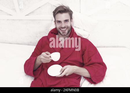 Gourmet-Espresso. Start in den Tag mit gutem Kaffee. Entspannen Sie sich zu Hause. Angenehme Momente. Genießen Sie den morgendlichen Kaffee. Guten Morgen. Schöner Mann trinkt morgens Stockfoto