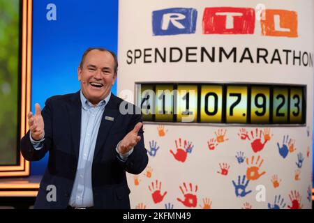 Moderator Wolfram KONS freut sich über die Spende von 41.107.923 Euro, 27. RTL Spendenmarathon 'Wir helfen Kindern', Fernsehen, 17.-18. November 2022. Stockfoto