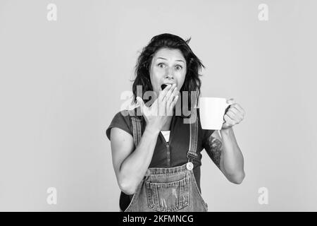 Lust auf Schlaf. Morgenkaffee trinken. Mit der Energie des Kaffees aufladen. Energetisches Getränk trinken. Frau mit Milchbecher. Becher Kakao. Frisch gebrüht Stockfoto