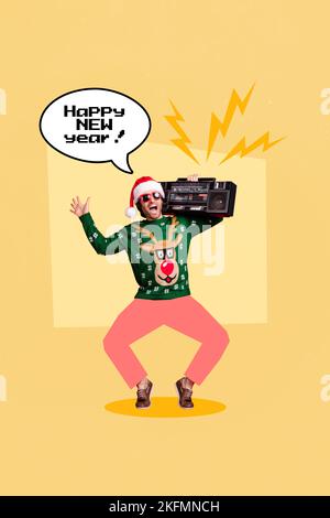 Collage Foto von Youngster Student Mann tragen grün hässlich Pullover weihnachtsmann Hut hören Musik boombox singen glückliches neues Jahr isoliert auf beigem Hintergrund Stockfoto