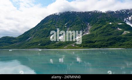 Bergküste natürliche Landschaft grüne Farbe. Hubbard Gletscher Natur in Alaska, USA. Stockfoto