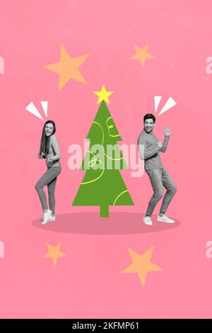 Vertikale kreative Fotocollage der guten Laune optimistisch Paar Kerl Mädchen tanzen in der Nähe weihnachtsbaum isoliert auf rosa Hintergrund Stockfoto