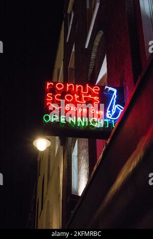 Neon-Schilder über Ronnie Scott's Nightclub und Jazz-Veranstaltungsort in der Frith Street, Soho, London, England, Großbritannien Stockfoto