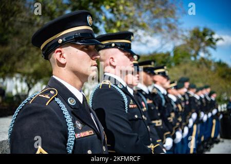 Soldaten des us-Infanterie-Regiments 3D (The Old Guard) unterstützen eine Kranzniederlegung auf dem Grab von Präsident John F. Kennedy in Abschnitt 45 des Nationalfriedhofs von Arlington, Arlington, Virginia, 27. September 2022. Diese Zeremonie findet jährlich statt, um Präsident Kennedys Beiträge zu den US-Armee-Spezialeinheiten zu gedenken, einschließlich der Genehmigung des „Grünen Berets“ als offizielle Kopfbedeckung für alle US-Armee-Spezialeinheiten und seiner kompromisslosen Unterstützung für das Regiment. Stockfoto