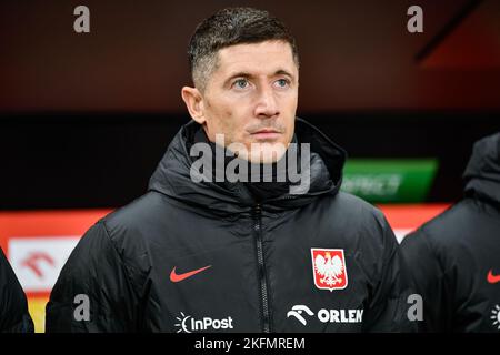 WARSZAWA, POLEN - 16. NOVEMBER 2022: Fußballfreundschaftsspiel Polen gegen Chile 1:0. Robert Lewandowski während der Hymne. Stockfoto