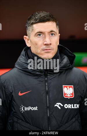 WARSZAWA, POLEN - 16. NOVEMBER 2022: Fußballfreundschaftsspiel Polen gegen Chile 1:0. Robert Lewandowski während der Hymne. Stockfoto