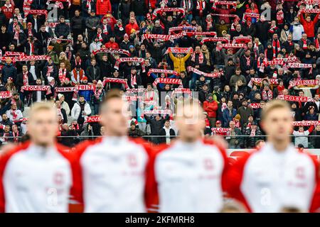 WARSZAWA, POLEN - 16. NOVEMBER 2022: Fußballfreundschaftsspiel Polen gegen Chile 1:0. Fans von Polen während der Hymne und Team im ersten Plan. Stockfoto