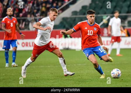 WARSZAWA, POLEN - 16. NOVEMBER 2022: Fußballfreundschaftsspiel Polen gegen Chile 1:0. In Aktion Damian Szymanski (L) und Marcelino Nunez (R). Stockfoto