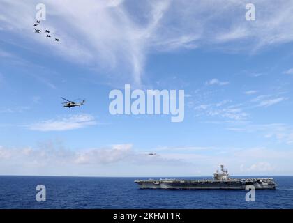 220927-N-IX644-1310 IONISCHES MEER (SEPT 27, 2022) die Nimitz-Klasse Flugzeugträger USS George H.W. Bush (CVN 77) und der Arleigh-Burke-Klasse-Lenkflugkörper-Zerstörer USS Truxtun (DDG 103) segeln in Formation neben dem spanischen Marine-Schiff ESPS Juan Carlos I (LHD 61), ESPS Navarra (F 85), Und ESP Castilla (L 52) als Carrier Air Wing (CVW) 7 und spanische Vorboten führen einen Überflug während kombinierter Operationen im Ionischen Meer durch, am 27. September 2022. Carrier Air Wing (CVW) 7 ist die offensive Luft- und Schlagkomponente der Carrier Strike Group 10 und der George H.W. Bush Carrier Strike Group (GHWBCSG). Die aufhört Stockfoto