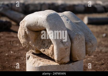 Hand des Herkules mit Fingern in Amman, Jordanien, die Überreste einer antiken Marmorstatue Stockfoto