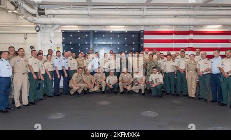 220927-N-VQ947-1087 SAN DIEGO (SEPT. 27, 2022) – Besucher des Kolumbianischen Kriegskollegs posieren für ein Gruppenfoto mit Seeleuten der US-Marine an Bord der Amphibienstation USS Portland (LPD 27), 27. September 2022. Portland ist ein Amphibientransportsdock der San Antonio-Klasse, das in San Diego heimisch ist. Stockfoto