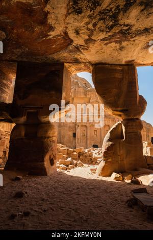 Grab des römischen Soldaten vom farbigen Triclinium in Petra, Jordanien aus gesehen Stockfoto