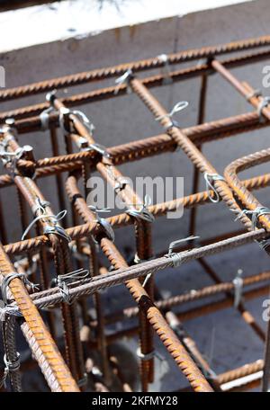 Nahaufnahme des Verstärkungsstahlrahmens. Bauprojekt im Detail. Stockfoto