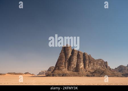 Sieben Säulen der Weisheit oder der Berg Jabal al-Mazmar in der Wüste von Wadi Rum, Jordanien Stockfoto