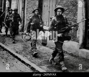 ARRAS, FRANKREICH - 01. September 1944 - Britische Soldaten des 5. Bataillons der Coldstream Guards marschieren während der Lib durch die französische Stadt Arras Stockfoto