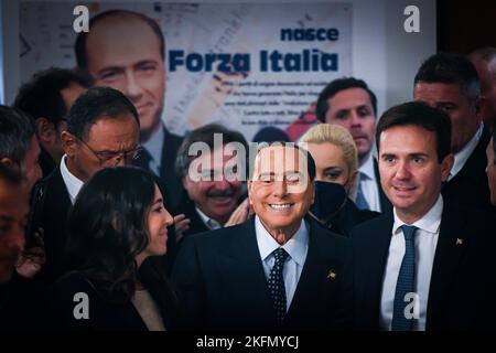 Silvio Berlusconi, Präsident der Partei Forza Italia, eröffnet am 19. November 2022 das neue Regionalbüro Forza Italia in Mailand, Italien Stockfoto