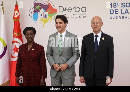 Djerba, Tunesien. 19.. November 2022. Der tunesische Präsident Kais Saied (R) empfängt den kanadischen Premierminister Justin Trudeau (C) und Louise Mushikiwabo, Generalsekretärin der Organisation internationale de la Francophonie, zu Beginn des Francophonie-Gipfels 18.. Quelle: Khaled Nasraoui/dpa/Alamy Live News Stockfoto