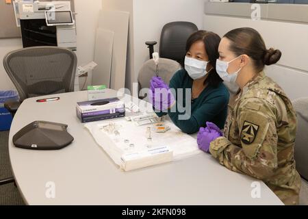 Dr. Lei Zhu und Maj. Kelly Ray, Walter Reed Army Institute of Research, Clinical Trials Center, Forschungskoordinatoren bereiten Proben vor der Forschungsstudie RV575, 27. September 2022, vor. Im Oktober wird das US-Militärforschungsprogramm für HIV die Phase-1-Studie starten, in der verschiedene Dosen des neuartigen Adjuvans ALFQ der Armee in einem HIV-Impfstoffkandidaten untersucht werden, um die optimale adjuvante Dosierung zu bestimmen. Stockfoto