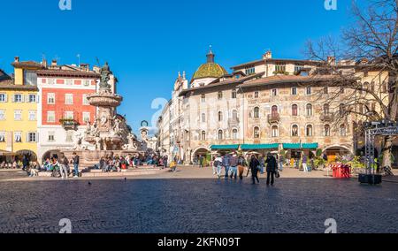 Stadt Trento: Blick auf den Domplatz und den Neptun-Brunnen mit Menschen. Trento ist eine Hauptstadt der Provinz Trentino Alto in Norditalien - Stockfoto