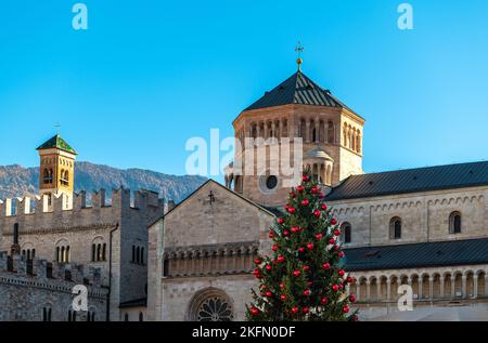 Trento Weihnachten, Glockenturm der Kathedrale auf der Piazza del Duomo in Trento mit Weihnachtsbaum - Trento Stadt, Trentino Alto Adige - Norditalien, Stockfoto