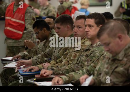 Die dem Aufklärungsflügel 319. zugewiesenen Flieger nehmen am 27. September 2022 während der Readiness Exercise Validation Global Griffin 09-22 auf dem Luftwaffenstützpunkt Grand Forks, North Dakota, an einem Briefing Teil. Die Übung simulierte einen Einsatzort mit einem bestehenden Flugplatz, um den Notfallbetrieb von Flugzeugen des Typs RQ-4 Global Hawk Block 40 zu unterstützen. Stockfoto