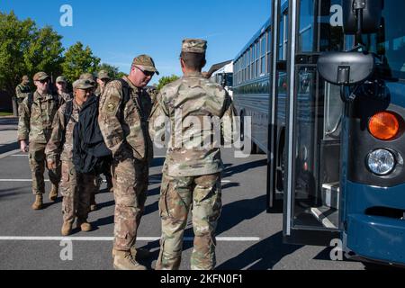 Luftwaffe, die dem Aufklärungsflügel 319. zugewiesen wurde, Bord eines Busses während der Validierung der Readiness-Übung Global Griffin 09-22 am 27. September 2022 auf dem Luftwaffenstützpunkt Grand Forks, North Dakota. Die einwöchige Übung wurde entwickelt, um die Fähigkeit des 319. RW zur Durchführung von Kampfhandlungen zu bestätigen. Stockfoto