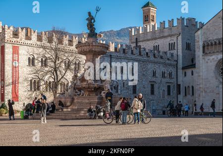 Stadt Trento: Blick auf den Domplatz und den Neptun-Brunnen mit Menschen. Trento ist eine Hauptstadt der Provinz Trentino Alto in Norditalien - Stockfoto