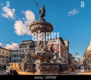 Trento: Blick auf den Domplatz und den Neptun-Brunnen mit Menschen. Trento ist eine Hauptstadt der Provinz Trentino Alto Adige in Norditalien - Stockfoto