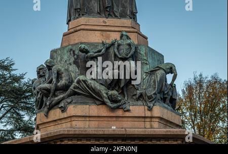 Stadt Trento: Details der Skulpturengruppe, die Dante Alighieri gewidmet ist, vom florentinischen Bildhauer Cesare Zocchi (1851 - 1922) - Italien Stockfoto